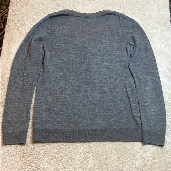 GAP 100% Wool Women’s Grey V-Neck Sweater sz L - Picture 11 of 11